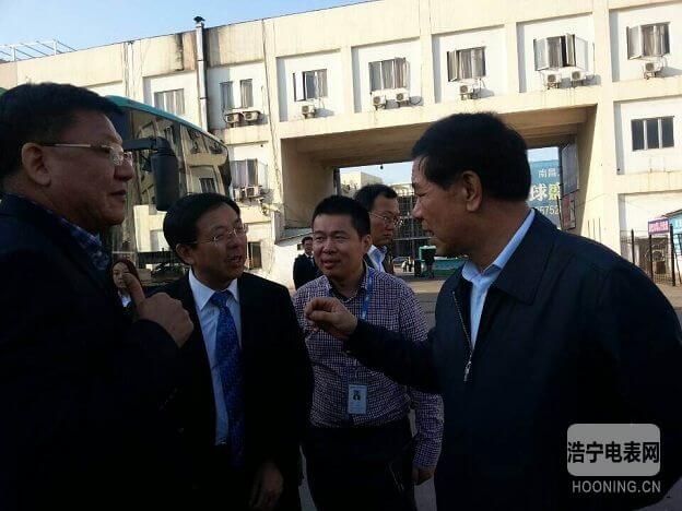 江西省常委、常務(wù)副省長莫建成參觀由科陸電子參與建設(shè)的國內(nèi)首個民間資本投資新能源汽車充電站